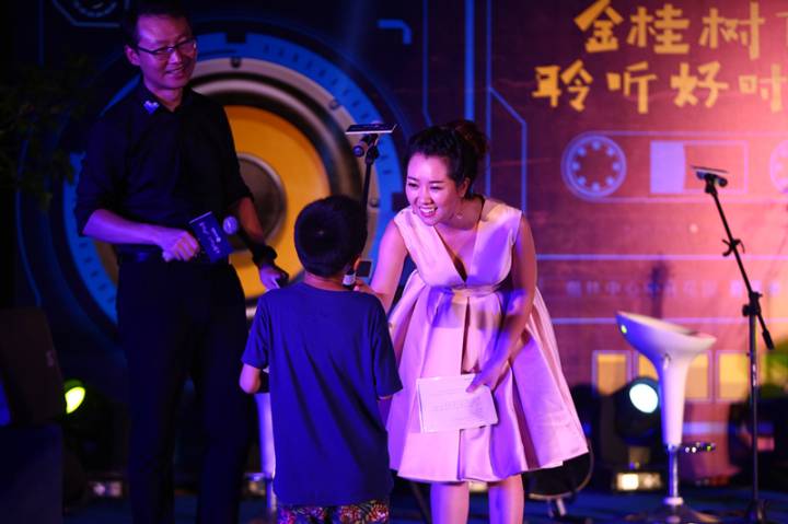 “金桂樹下?聆聽好時光”—楷林中心中庭花園夏夜老歌會清涼落幕 “金桂樹下?聆聽好時光”—楷林中心中庭花園夏夜老歌會清涼落幕