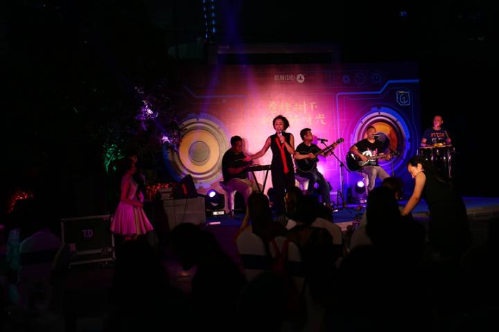 “金桂樹下?聆聽好時光”—楷林中心中庭花園夏夜老歌會清涼落幕 “金桂樹下?聆聽好時光”—楷林中心中庭花園夏夜老歌會清涼落幕