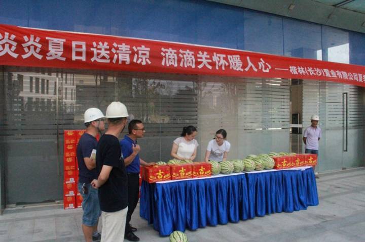 炎炎夏日送清涼 滴滴關懷沁心脾 炎炎夏日送清涼 滴滴關懷沁心脾